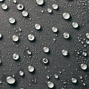 166293817-gouttes-d-eau-sur-fond-gris